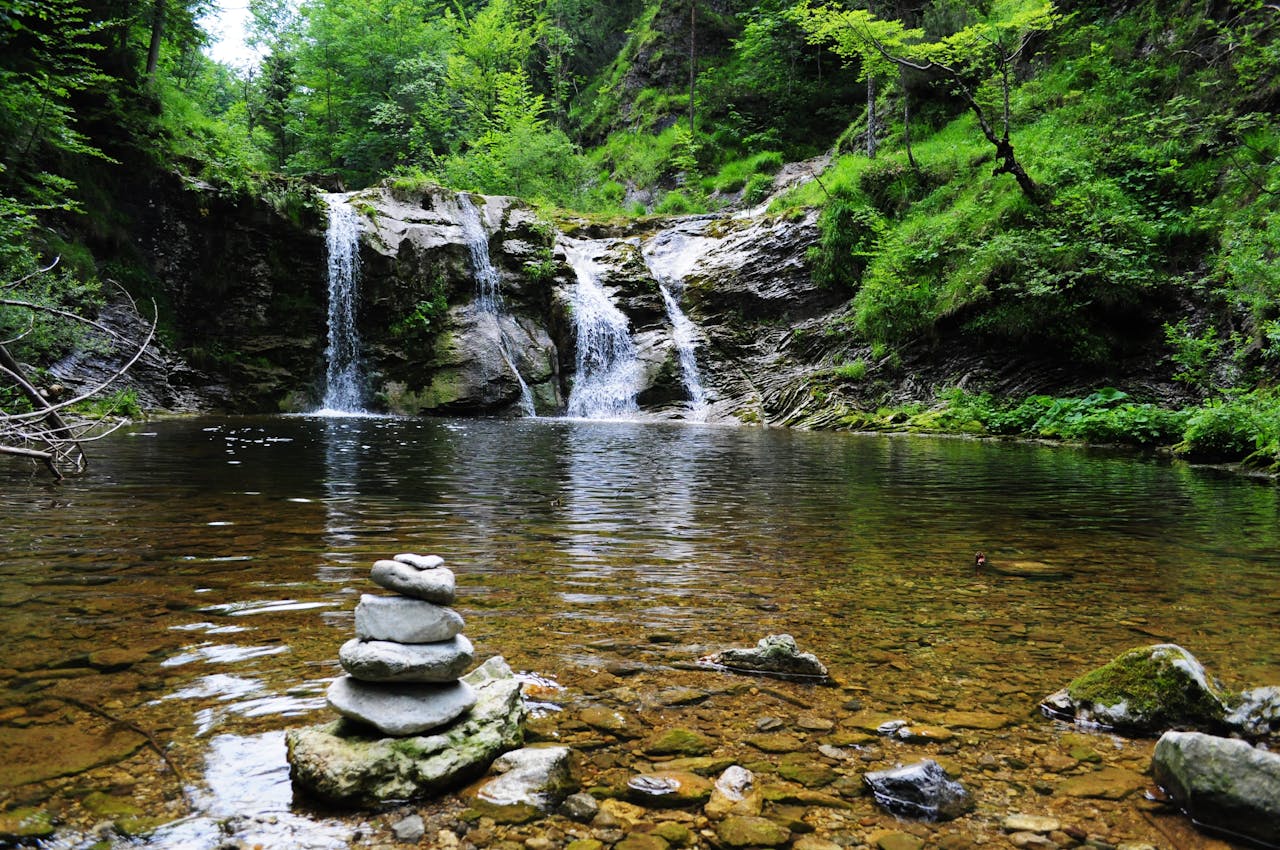 Hiking trails with waterfalls in Los Angeles